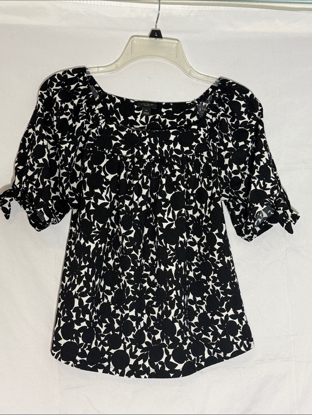 Ann Taylor Factory Black & White Floral Puff-Sleeve Blouse